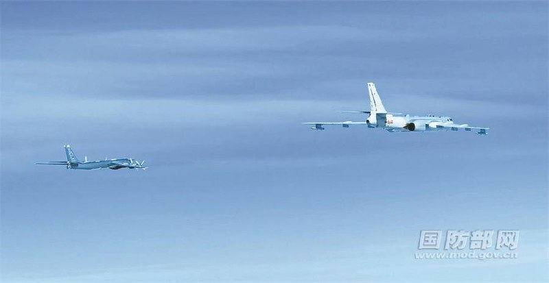 中国2架轰-6和俄罗斯2架图-95轰炸机25日在白令海相关空域组织联合空中战略巡航