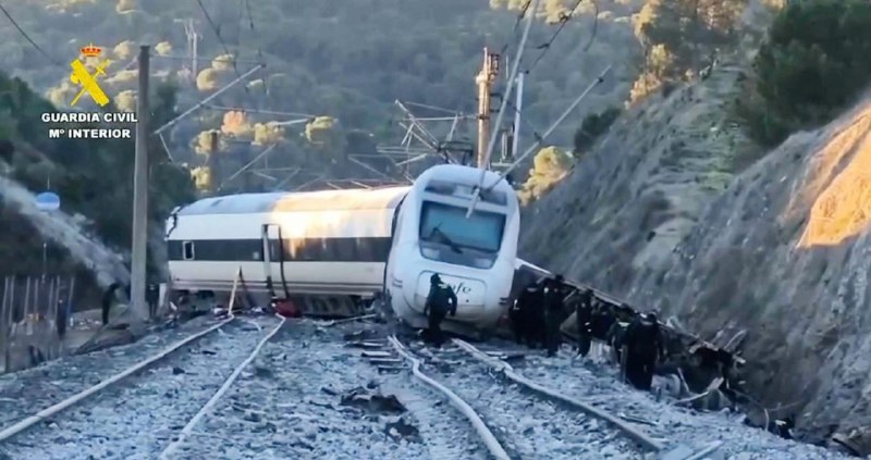 西班牙阿达穆斯镇附近发生高速铁路脱轨事故已造成至少39人死亡、159人受伤