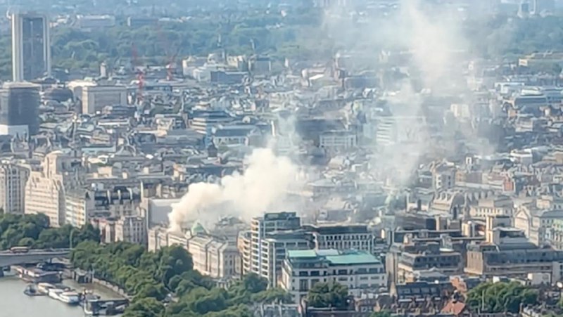 英国伦敦地标建筑萨默塞特宫17日发生火灾