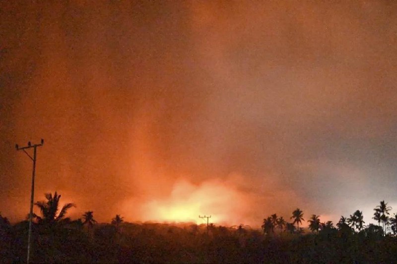 印度尼西亚的勒沃托比火山3日午夜喷发