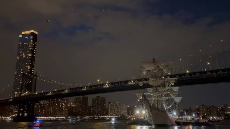 墨西哥海军一艘帆船5月17日在“航行机动”时撞上美国纽约布鲁克林大桥，造成至少2人死亡、19人受伤