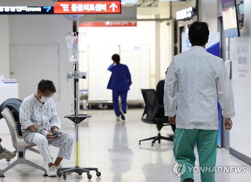 韩国政府提出的辞职离岗实习住院医生返岗期限已过1天，但全国各大医院均未出现返岗复工的迹象，即使有人返回也人数极少