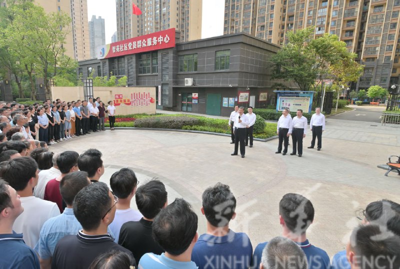 习近平6月28日下午在武汉东湖高新区考察华工激光和左岭街道智苑社区