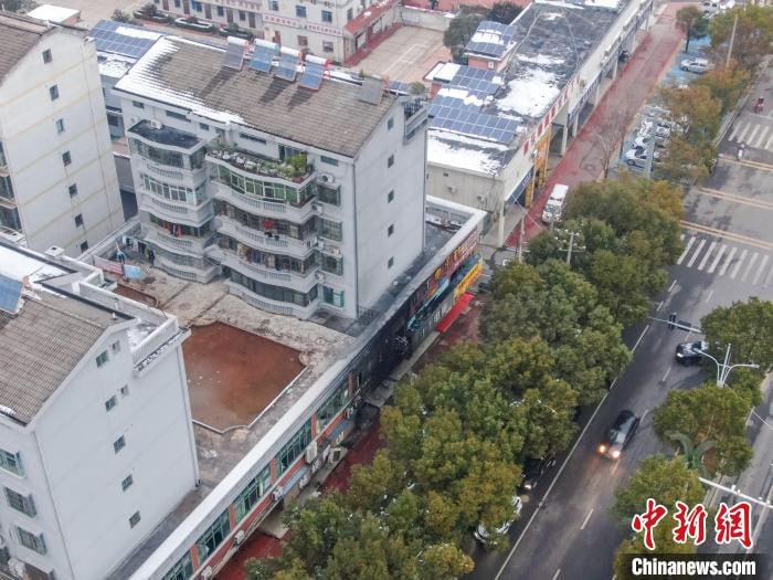 江西渝水火灾起火原因初步查明，是发生事故店铺地下一层正在进行冷库装修，施工人员违规动火施工造成起火，浓烟通过楼道涌入至二楼，二楼有一家教育培训机构和一家宾馆，受困群众主要是参加培训的学生和住宿旅客，目前已有12名相关责任人员在接受公安机关调查