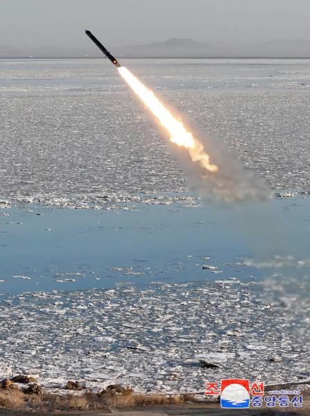 朝鲜2月26日在西部海域进行战略巡航导弹发射训练，金正恩到场观摩