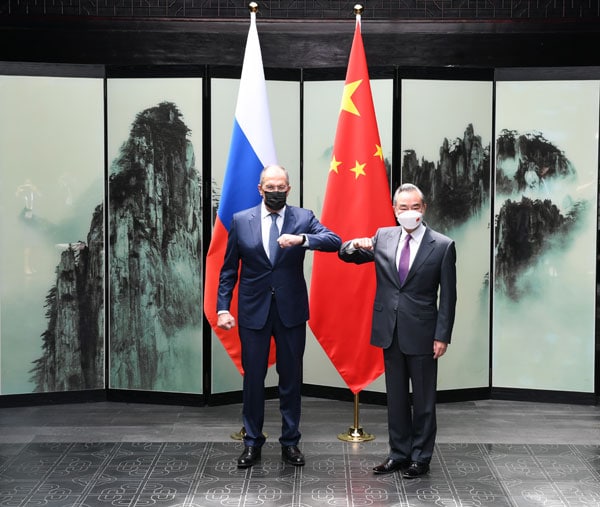 王毅同俄外长拉夫罗夫在安徽屯溪会谈，表示中俄关系经受住国际风云变幻新的考验，保持正确前进方向，展现坚韧发展势头；双方发展双边关系的意愿更为坚定，推进各领域合作的信心更为牢固