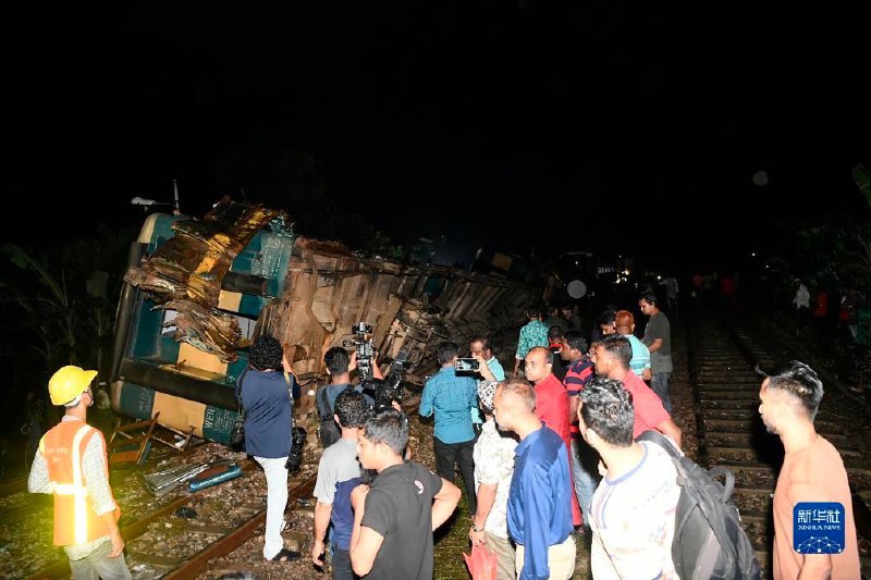 孟加拉国吉绍雷甘杰地区23日发生一起两列火车相撞事故，已造成至少16人死亡、100余人受伤