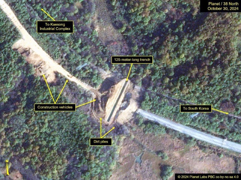 卫星图像显示，朝鲜在切断的朝韩公路和铁路上挖出两道长沟