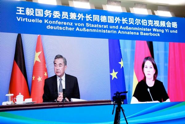 5月24日，国务委员兼外长王毅与德国外长贝尔伯克举行视频会晤，就全球议题交换意见