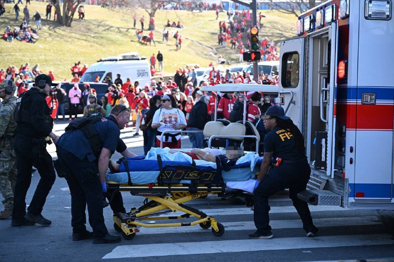 美国密苏里州堪萨斯市14日发生枪击事件，造成至少1人死亡、15人受伤，2名武装人员已经被捕