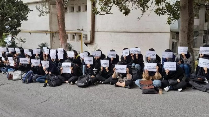 11月1日，伊朗数所大学的学生以校园内静坐的方式继续支持抗议行动