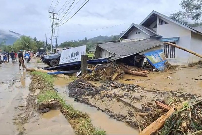 印度尼西亚西苏门答腊省因暴雨引发的洪水和山体滑坡灾害已造成26人死亡、11人失踪