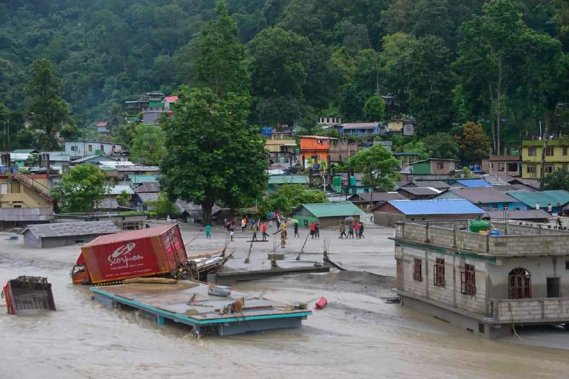 印度锡金邦近日的强降雨引发山洪，淹没了多个城镇，造成至少14人死亡、百余人失踪