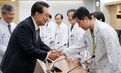 韩国保健福祉部已向大韩医师协会紧急对策委员会官员朴明河和金泽宇发送吊销行医执照的最终通知，他们被指暗中支持医疗界采取对抗政府的集体行动