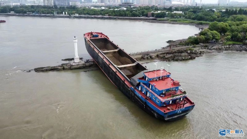 “长能6588”货船8月31日凌晨在长江南通段搁浅，船体前半部分冲上了狼山风景区龙爪岩通往“鉴真东渡遇险纪念塔”的栈桥