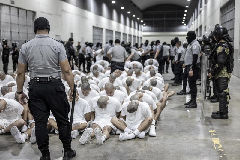 特朗普政府不顾联邦法官禁令，仍将数百名移民转移到萨尔瓦多