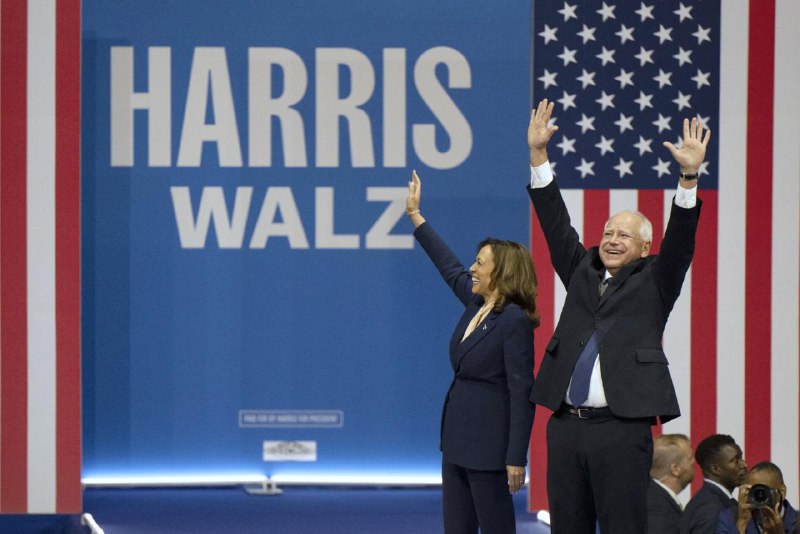 美国副总统哈里斯与明尼苏达州州长沃尔兹6日一起出现在宾夕法尼亚州费城的竞选活动现场