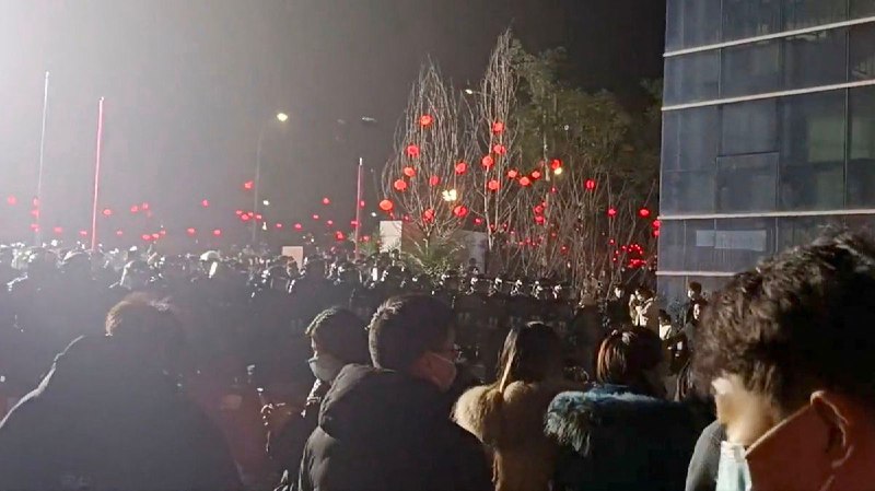 网传视频显示，重庆中元汇吉药厂有数百人7日举行抗议活动，期间与警方发生冲突