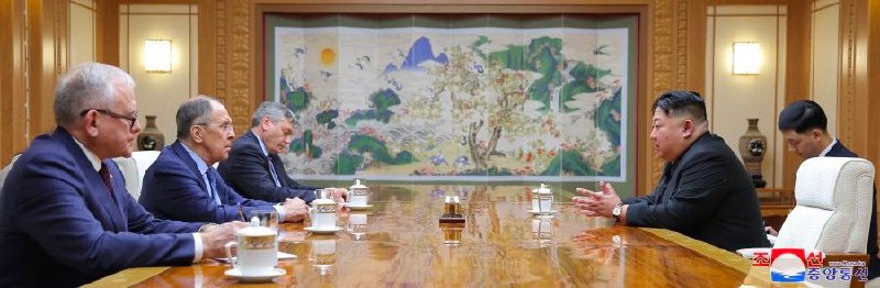 朝鲜领导人金正恩19日接见俄罗斯外长拉夫罗夫时表示，朝俄要切实落实首脑会谈上达成的协议，构建稳定且面向未来的朝俄关系百年大计