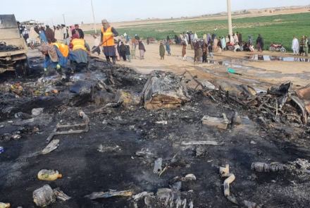 阿富汗赫尔曼德省17日发生严重交通事故，造成至少21人死亡、38人受伤，其中11人伤势严重