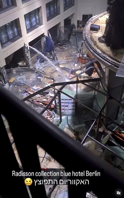 位于德国柏林市中心的水族馆AquaDom在16日清晨发生爆裂